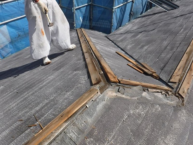 棟板金を取り外したところ